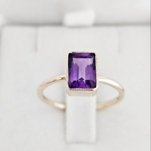 "Stretto" Grande pierścionek z Ametystem 8/6mm  (1)