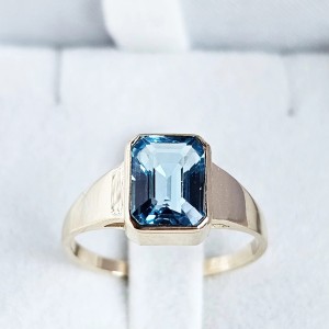" Faro" Pierścień z Topazem Swiss Blue