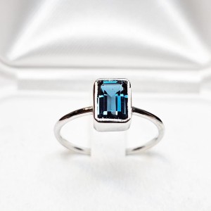 "Stretto" Pierścionek z Topazem London Blue