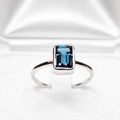 "Stretto" Pierścionek z Topazem London Blue