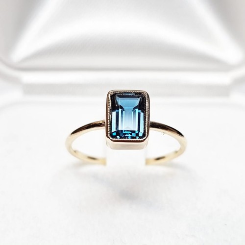 "Stretto" Pierścionek z Topazem London Blue