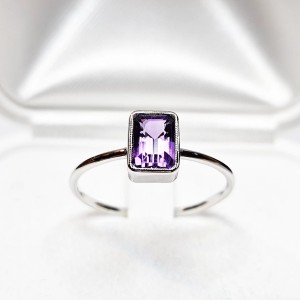 "Stretto"pierścionek z naturalnym Ametystem 