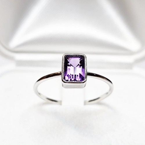 "Stretto"pierścionek z naturalnym Ametystem 