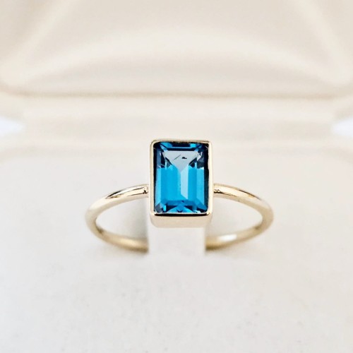 "Stretto" pierścionek z Topazem Swiss Blue