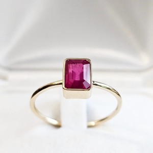 "Stretto" pierścionek z Rubinem