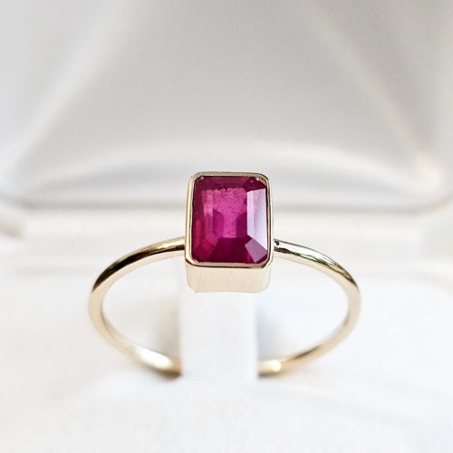 "Stretto" pierścionek z Rubinem