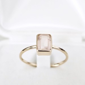 "Stretto" pierścionek z kwarcem różowym 