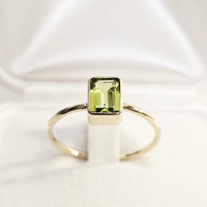 "Stretto" pierścionek z Oliwinem naturalnym 