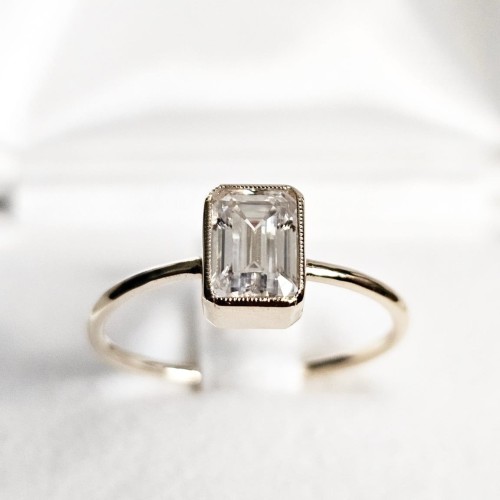 "Stretto" pierścionek z Moissanitem 