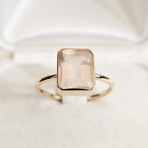 "Stretto"Grande pierścionek z kwarcem różowym 