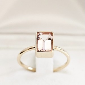 "Stretto" pierścionek z Morganitem 