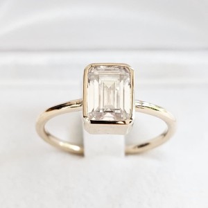 "Stretto" pierścionek z Moissanitem 2.ct