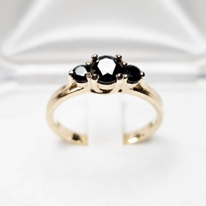 Katania Black  to pierścionek z czarnymi diamentami
